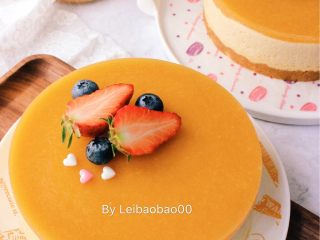 19、芒果慕斯,放凉后缓缓倒入凝结的慕斯表面，继续入冰箱冷藏一晚，第二天用吹风机吹一下慕斯圈外围，就可以轻松脱模了。