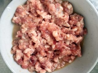 1、意式肉酱面,肉馅用淀粉和均匀添加料酒拌均匀