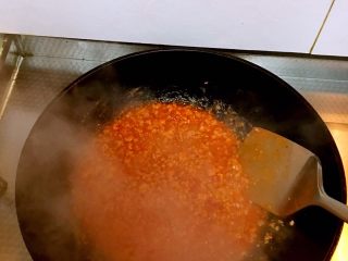 3、意式肉酱面,锅里放油，腌好的肉馅放入热油中翻炒，加入意大利比萨酱，在加入适当的水