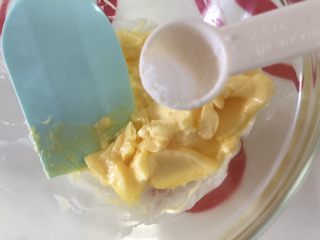 2、原味曲奇（比美蓝罐）,黄油室温软化至轻按有坑，放入盐