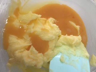5、原味曲奇（比美蓝罐）,加入全蛋液，搅拌至完全吸收蛋液，不油水分离。