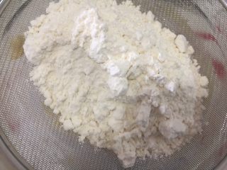 8、原味曲奇（比美蓝罐）,筛入低筋粉