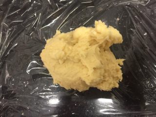 9、原味曲奇（比美蓝罐）,混合至无干粉状，放到保鲜膜上，尽量大一点的保鲜膜