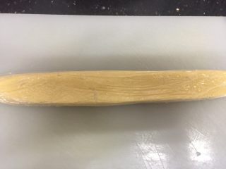 10、原味曲奇（比美蓝罐）,用磨具或者直接用手整形成长方型体或圆形体，不会的请用工具，然后放冰箱冷冻1小时