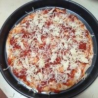 1、薄皮番茄什锦披萨,然后撒一层马苏里拉芝士；