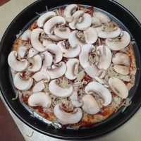 2、薄皮番茄什锦披萨,铺口蘑；