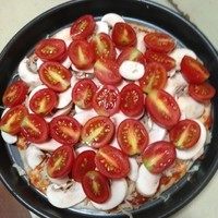 3、薄皮番茄什锦披萨,铺小番茄；