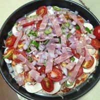 4、薄皮番茄什锦披萨,撒上洋葱、青椒和培根条；