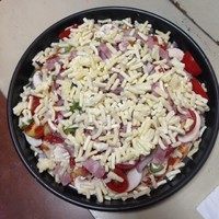 5、薄皮番茄什锦披萨,撒上厚厚一层马苏里拉芝士，最后滴上几滴橄榄油甜香；