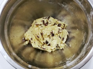 8、蔓越莓燕麦酥饼,用搅拌刀翻拌均匀，翻拌至没有干粉状态即可；