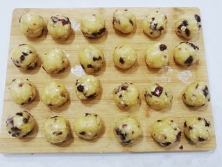 9、蔓越莓燕麦酥饼,然后把拌好的材料分成每份约15克左右的小剂子，用手稍微搓圆即可，不要过度揉搓哈；