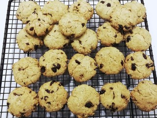 11、蔓越莓燕麦酥饼,烤好后出炉晾凉，晾凉后密封保存！（晚上做的，光线不好）