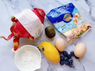 1、简单版水果披萨,准备好所需食材（水果可以根据自己口味添加噢）