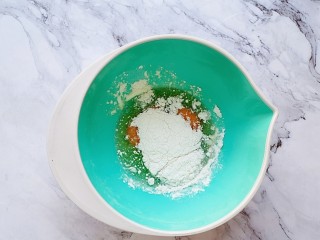 2、简单版水果披萨,鸡蛋和面粉倒入一个大碗内（一勺面粉不要太多）