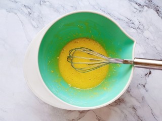 3、简单版水果披萨,搅拌均匀