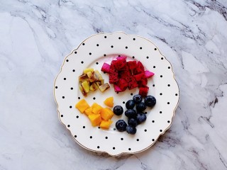 4、简单版水果披萨,水果分别切丁