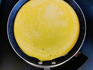 5、简单版水果披萨,不粘锅刷一层油，倒入面糊