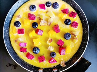 6、简单版水果披萨,铺上水果粒（全程小火慢煎）