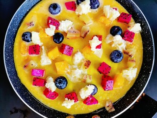 7、简单版水果披萨,最后撒上适量的奶酪碎