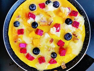 8、简单版水果披萨,煎至奶酪碎融化，饼皮凝固就好啦