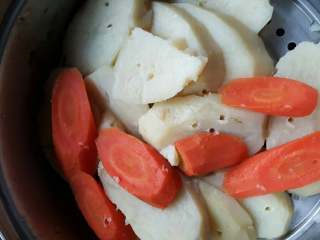 1、土豆泥双拼披萨,土豆胡萝卜上锅蒸熟