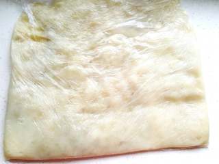 2、土豆泥双拼披萨,土豆和胡萝卜用保鲜膜装入后碾碎