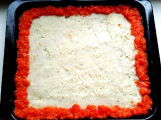 4、土豆泥双拼披萨,土豆泥加黄油盐调味，烤盘涂抹黄油，平铺土豆泥，四周放胡萝卜泥点缀。