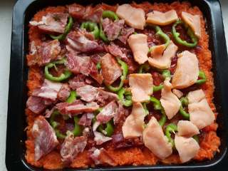 6、土豆泥双拼披萨,放三文鱼，培根，用叉子戳点戳点小洞洞，你懂的。