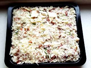 7、土豆泥双拼披萨,最后洒满马苏里拉芝士碎