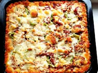 8、土豆泥双拼披萨,烤箱预热，200度，上下高火30分钟。