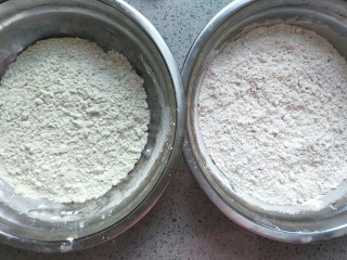 1、清凉西瓜曲奇饼干,120g低粉分成两份，分别是40g和80g，小份的和抹茶粉混合备用，大份的和红曲粉混合备用。