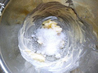 2、清凉西瓜曲奇饼干,50g黄油室温融化打置顺滑，加入白糖继续搅拌