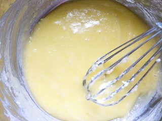 3、清凉西瓜曲奇饼干,加入鸡蛋液搅拌成黄油糊