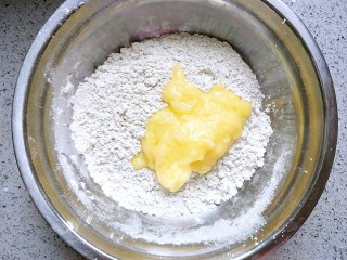 4、清凉西瓜曲奇饼干,把黄油糊也分成1：2，小份的放入抹茶低粉。抹茶的我忘记过筛