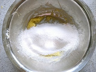 5、清凉西瓜曲奇饼干,把混有红曲的低粉筛入剩下的黄油糊中