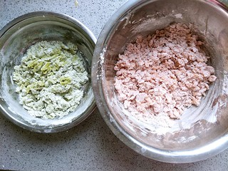 6、清凉西瓜曲奇饼干,用刮刀切扮成絮状