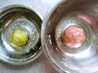 7、清凉西瓜曲奇饼干,用手捏成圆滑的面团