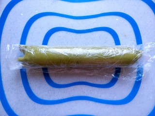 11、清凉西瓜曲奇饼干,用保鲜膜裹上，稍微整形，放冰箱冷冻30分钟