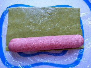 10、清凉西瓜曲奇饼干,半小时后把红色的面团拿出来，把绿色的裹在外面