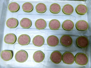 12、清凉西瓜曲奇饼干,30分钟之后取出，切成0.5厘米左右的厚片