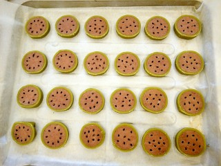 13、清凉西瓜曲奇饼干,用筷子沾水，把黑芝麻摆在饼干上，摆了两种，一种比较整齐，个人感觉随意一点比较可爱。