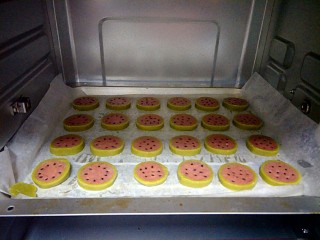 14、清凉西瓜曲奇饼干,饼干表面喷点水防止干裂，放烤箱160度，20分钟