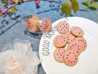 16、清凉西瓜曲奇饼干,中间记得时不时看一下，各家烤箱脾气不同哦，是不是很漂亮