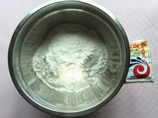 1、红肠鸡肉披萨,料理盆中倒入称重好的面粉，加盐拌匀。