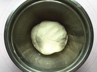 4、红肠鸡肉披萨,用手揉成光滑的面团。