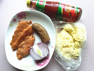 6、红肠鸡肉披萨,准备铺面饼的食材。