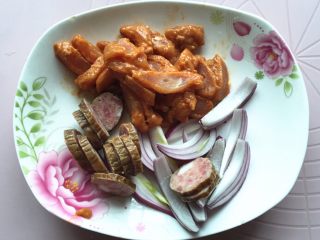 7、红肠鸡肉披萨,红肠，鸡柳，洋葱全部改刀。