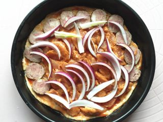 10、红肠鸡肉披萨,均匀的铺上红肠，鸡柳，洋葱。