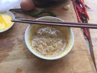 2、至珍全虾堡,虾块和虾泥放入碗中，加入酱油、盐、糖、淀粉、半个鸡蛋、胡椒粉搅拌均匀，搅拌上筋哈，这样才会QQ的