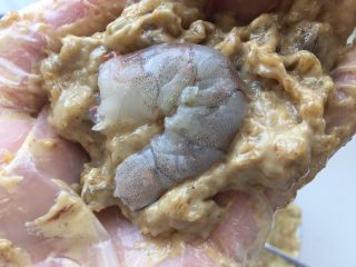 3、至珍全虾堡,将虾肉泥平均分为四份，取一份包住一只整虾